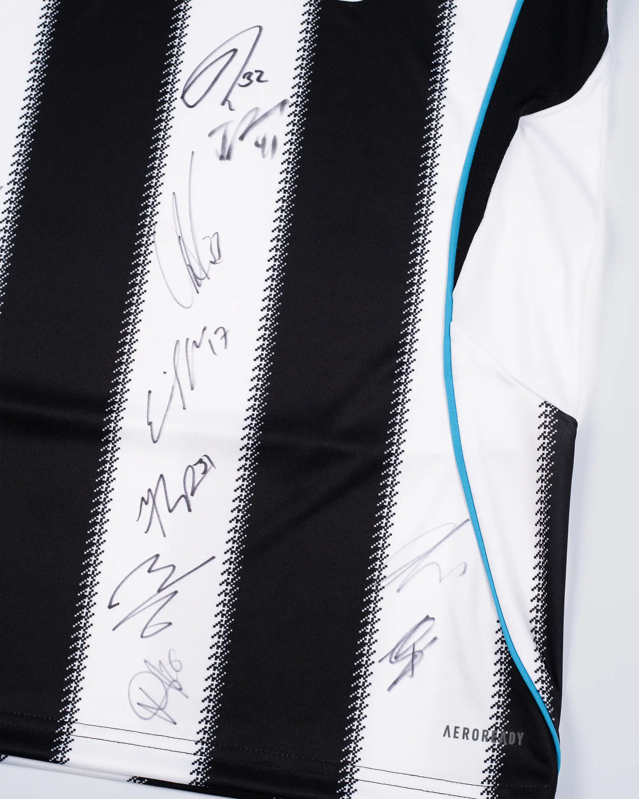 Newcastle United 25/26 Boxed Signed Home Shirt - Full Squad - Image 6