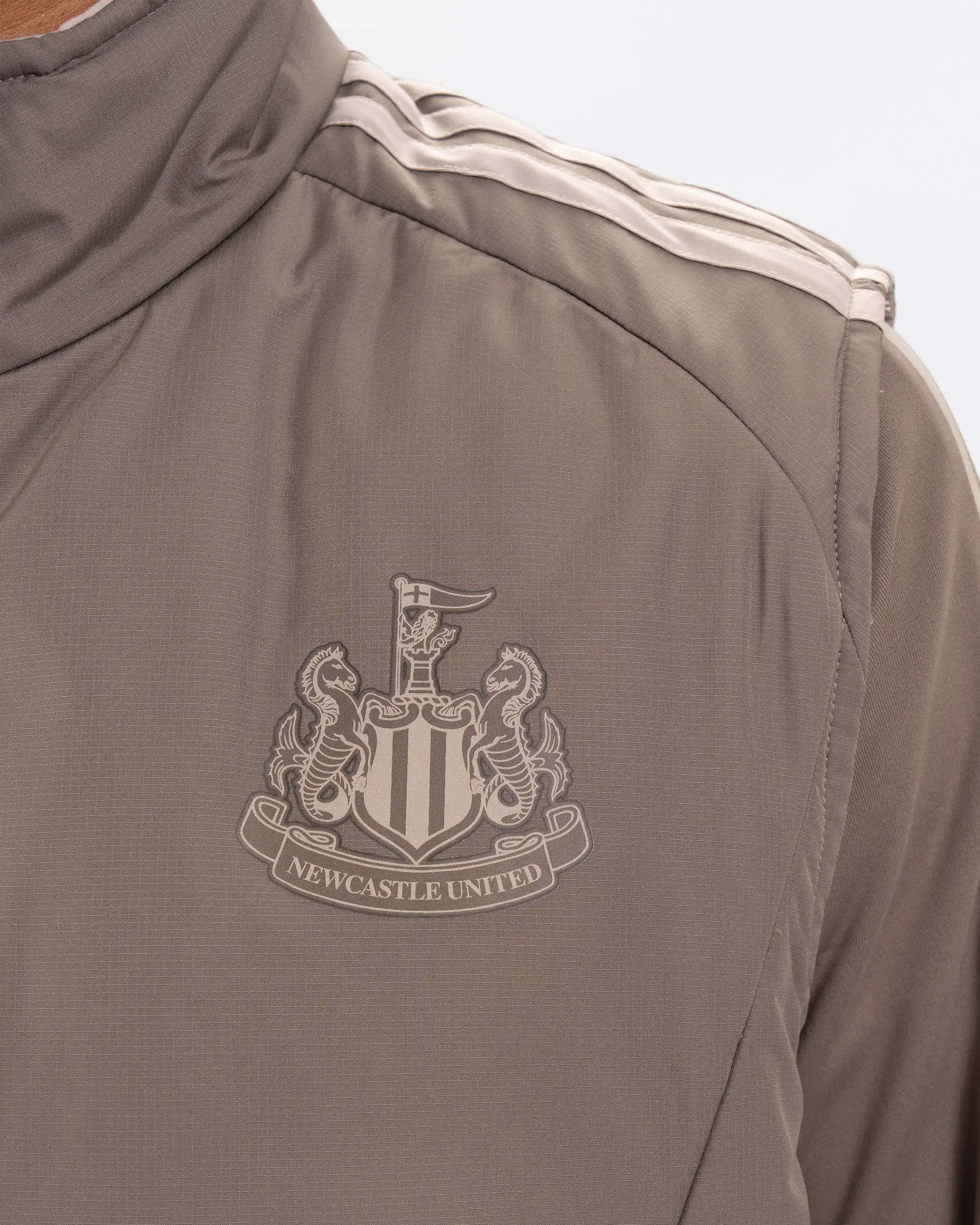 Newcastle United adidas 26/27 Coach's Range Reversible Beige Gilet - Image 4