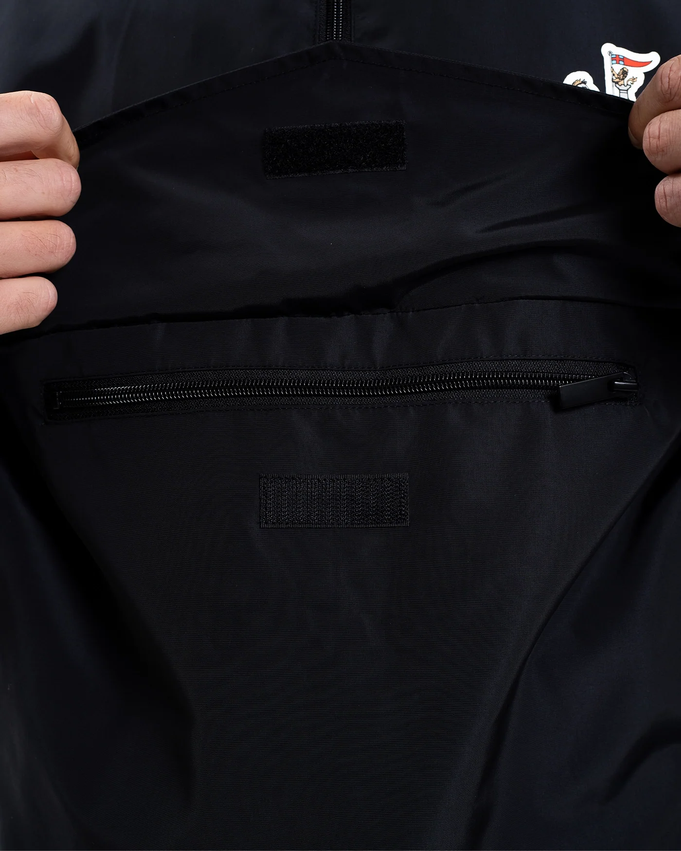 Newcastle United Black Quarter Zip Cagoule - Image 7