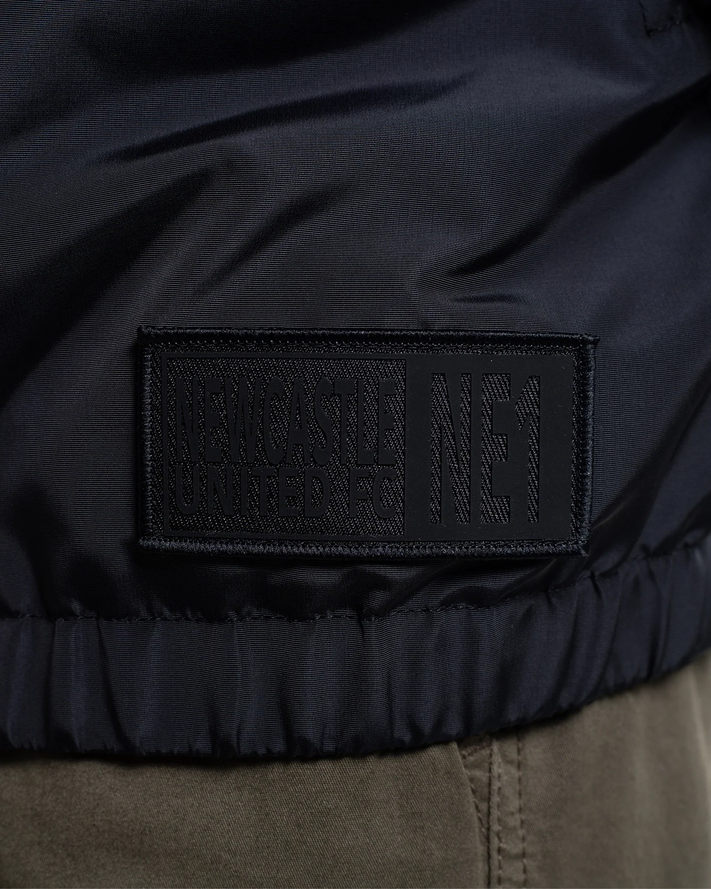 Newcastle United Black Quarter Zip Cagoule - Image 8