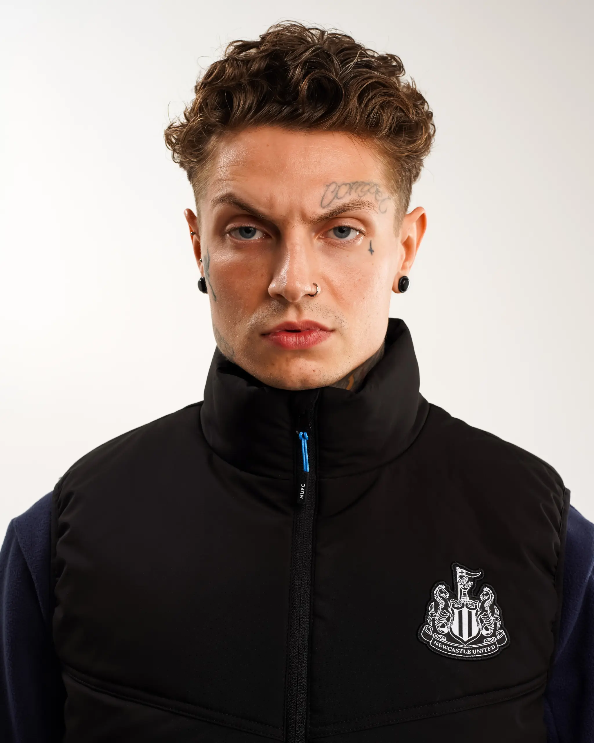 Newcastle United Men's Black Padded Gilet - Image 3