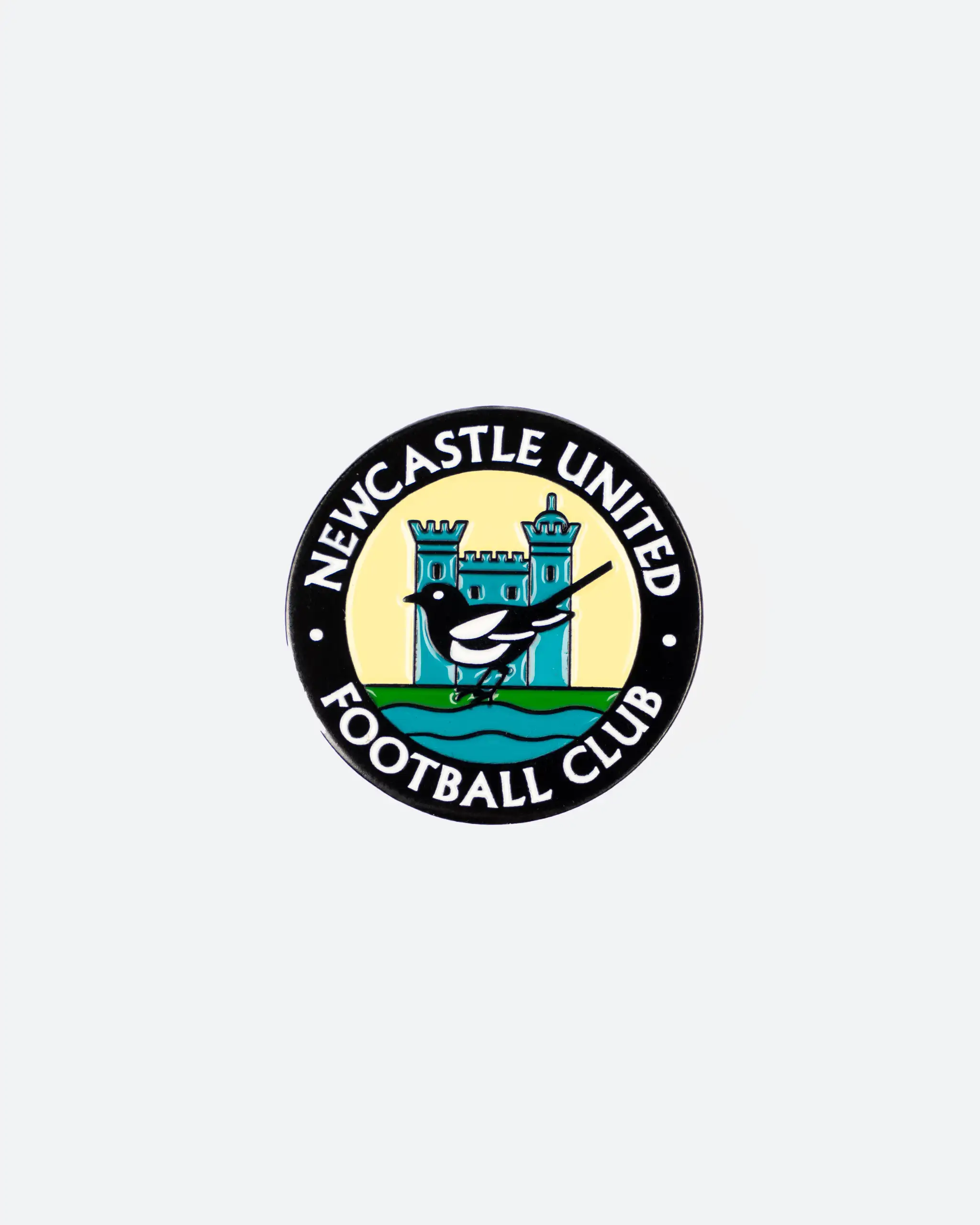 Newcastle United Retro Crest Badge & Keyring Set - Image 3