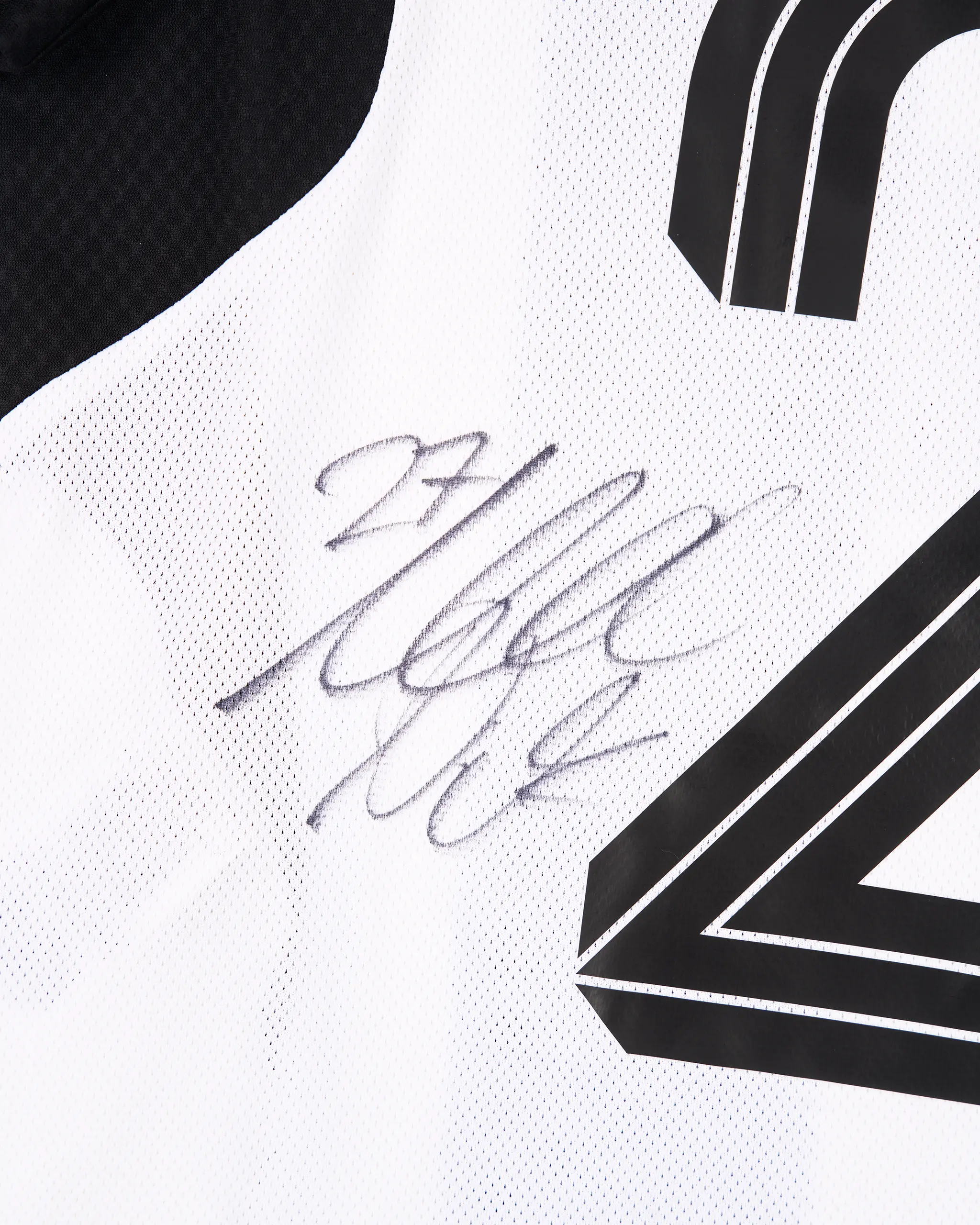 Newcastle United WOLTEMADE 25/26 Boxed Signed Home Shirt - Image 4